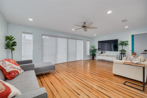 House in Gulfport, Florida 2 bedrooms, 136.75 sq.m. № 1817011 - photo 16