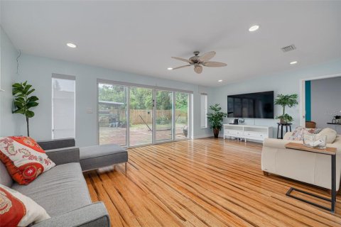 House in Gulfport, Florida 2 bedrooms, 136.75 sq.m. № 1817011 - photo 17