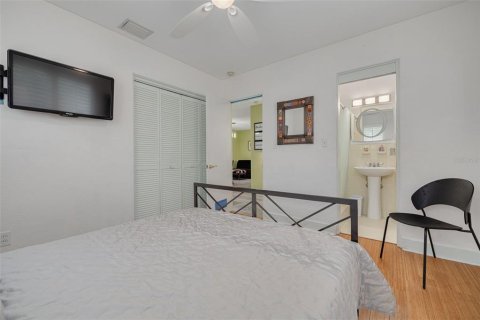 House in Gulfport, Florida 2 bedrooms, 136.75 sq.m. № 1817011 - photo 23