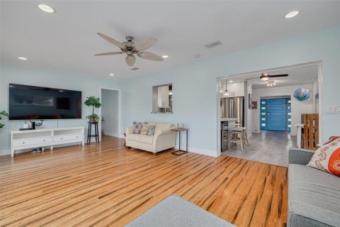 House in Gulfport, Florida 2 bedrooms, 136.75 sq.m. № 1817011 - photo 19