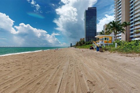 Купить кондоминиум в Халландейл-Бич, Флорида 1 спальня, 81.57м2, № 1922843 - фото 28