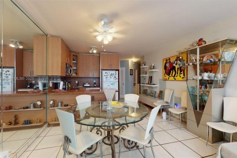 Купить кондоминиум в Халландейл-Бич, Флорида 1 спальня, 81.57м2, № 1922843 - фото 17