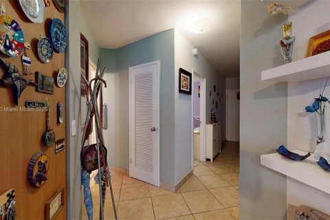 Купить кондоминиум в Халландейл-Бич, Флорида 1 спальня, 81.57м2, № 1922843 - фото 3