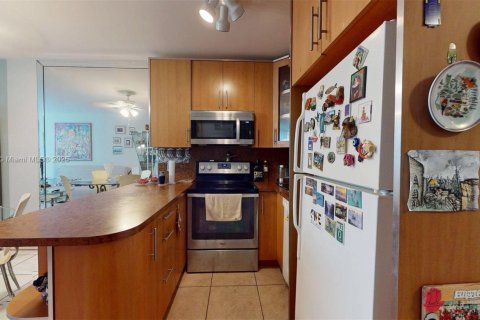 Купить кондоминиум в Халландейл-Бич, Флорида 1 спальня, 81.57м2, № 1922843 - фото 2