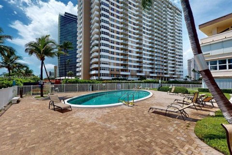 Купить кондоминиум в Халландейл-Бич, Флорида 1 спальня, 81.57м2, № 1922843 - фото 21