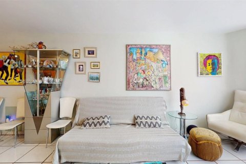 Купить кондоминиум в Халландейл-Бич, Флорида 1 спальня, 81.57м2, № 1922843 - фото 18