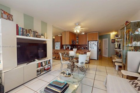 Купить кондоминиум в Халландейл-Бич, Флорида 1 спальня, 81.57м2, № 1922843 - фото 20