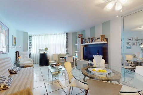 Купить кондоминиум в Халландейл-Бич, Флорида 1 спальня, 81.57м2, № 1922843 - фото 15