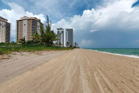 Купить кондоминиум в Халландейл-Бич, Флорида 1 спальня, 81.57м2, № 1922843 - фото 30