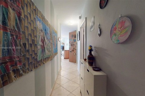 Купить кондоминиум в Халландейл-Бич, Флорида 1 спальня, 81.57м2, № 1922843 - фото 5