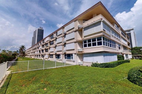 Купить кондоминиум в Халландейл-Бич, Флорида 1 спальня, 81.57м2, № 1922843 - фото 25