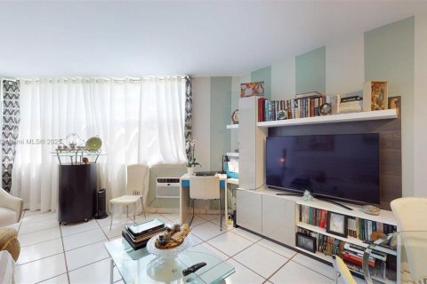 Купить кондоминиум в Халландейл-Бич, Флорида 1 спальня, 81.57м2, № 1922843 - фото 16