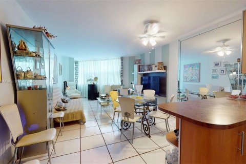 Купить кондоминиум в Халландейл-Бич, Флорида 1 спальня, 81.57м2, № 1922843 - фото 1