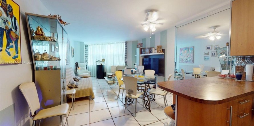 Кондоминиум с 1 спальней в Халландейл-Бич, Флорида № 1922843