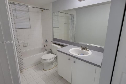 Condo in Pembroke Pines, Florida, 3 bedrooms  № 2038515 - photo 18