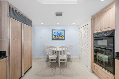 Copropriété à louer à Surfside, Floride: 2 chambres, 161.65 m2 № 1946463 - photo 24