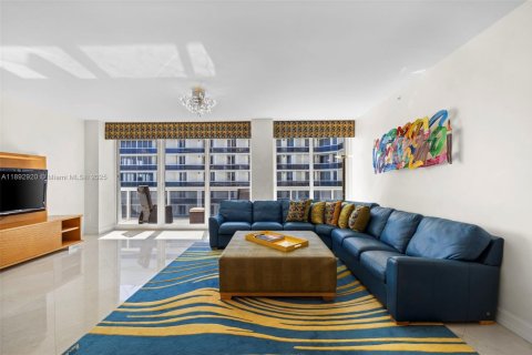 Copropriété à louer à Surfside, Floride: 2 chambres, 161.65 m2 № 1946463 - photo 13