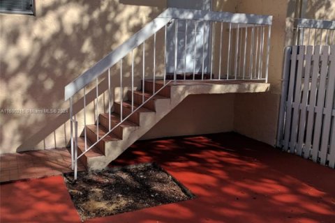 Townhouse in Cutler Bay, Florida 3 bedrooms, 141.03 sq.m. № 1870019 - photo 1