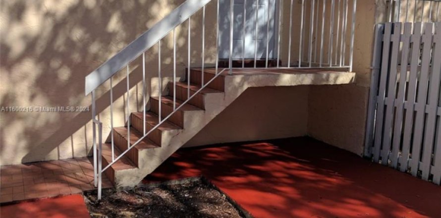 Townhouse in Cutler Bay, Florida 3 bedrooms, 141.03 sq.m. № 1870019