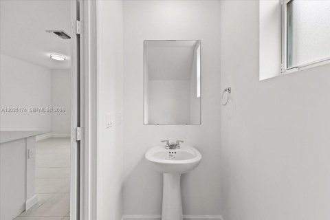 Townhouse in Miami, Florida 3 bedrooms, 129.41 sq.m. № 2078593 - photo 12