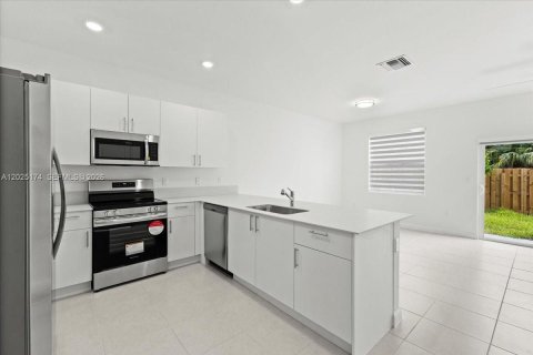 Townhouse in Miami, Florida 3 bedrooms, 129.41 sq.m. № 2078593 - photo 5