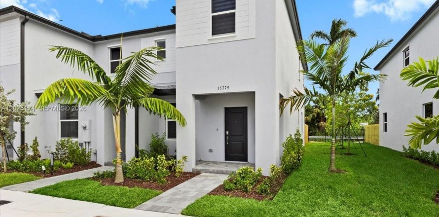 Townhouse in Miami, Florida 3 bedrooms, 129.41 sq.m. № 2078593