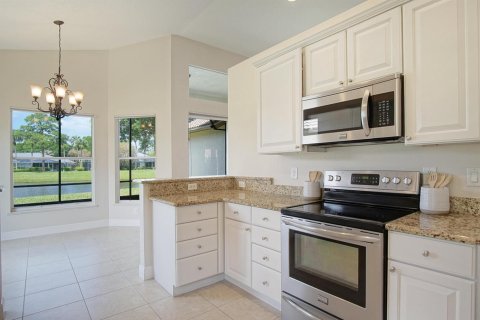 House in Port St. Lucie, Florida 3 bedrooms, 216.37 sq.m. № 2147006 - photo 12