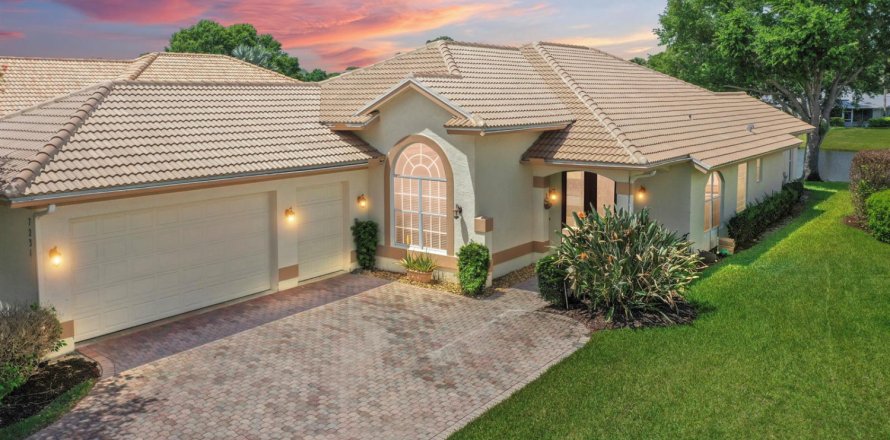 House in Port St. Lucie, Florida 3 bedrooms, 216.37 sq.m. № 2147006