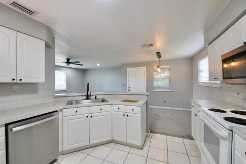 House in Tampa, Florida 2 bedrooms, 115.94 sq.m. № 2368904 - photo 7