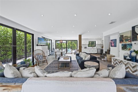 Casa en alquiler en Miami, Florida, 3 dormitorios, 199.28 m2 № 2012724 - foto 6