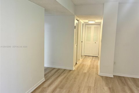 Condo in Miami, Florida, 2 bedrooms  № 2254047 - photo 6