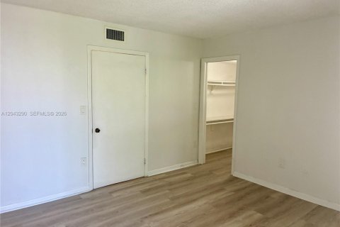 Condo in Miami, Florida, 2 bedrooms  № 2254047 - photo 12