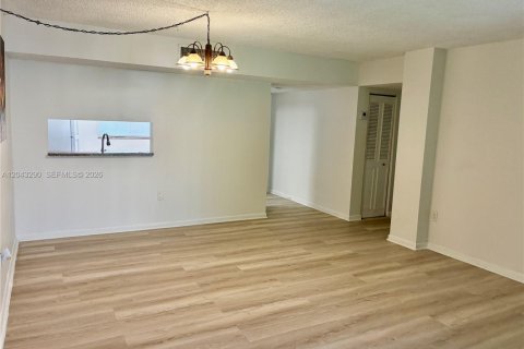 Condo in Miami, Florida, 2 bedrooms  № 2254047 - photo 5