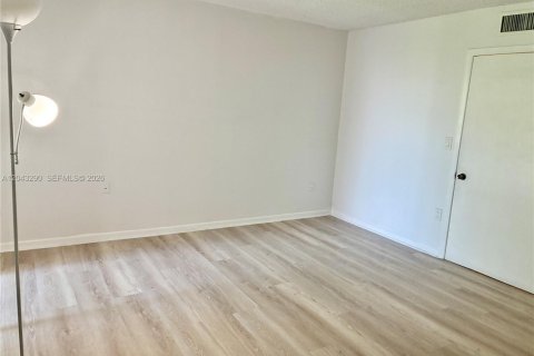 Condo in Miami, Florida, 2 bedrooms  № 2254047 - photo 15