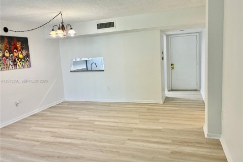 Condo in Miami, Florida, 2 bedrooms  № 2254047 - photo 3