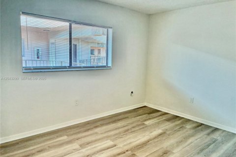 Condo in Miami, Florida, 2 bedrooms  № 2254047 - photo 9