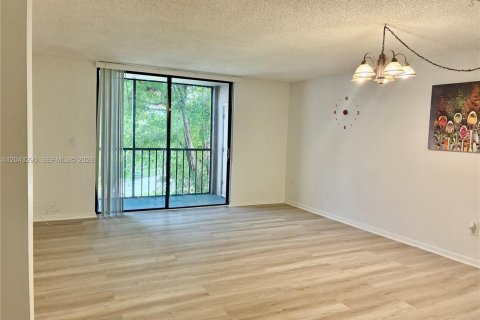 Condo in Miami, Florida, 2 bedrooms  № 2254047 - photo 4