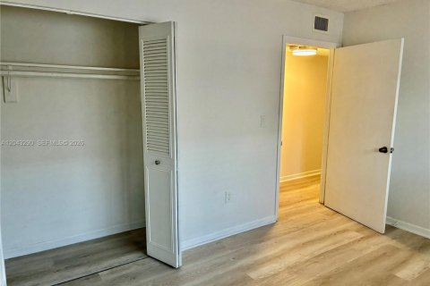 Condo in Miami, Florida, 2 bedrooms  № 2254047 - photo 11