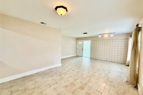 House in Tampa, Florida 3 bedrooms, 111.48 sq.m. № 1910164 - photo 7