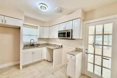 House in Tampa, Florida 3 bedrooms, 111.48 sq.m. № 1910164 - photo 11