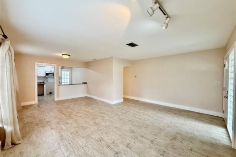 House in Tampa, Florida 3 bedrooms, 111.48 sq.m. № 1910164 - photo 4