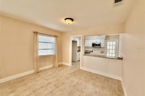 House in Tampa, Florida 3 bedrooms, 111.48 sq.m. № 1910164 - photo 6