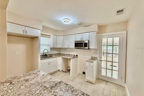 House in Tampa, Florida 3 bedrooms, 111.48 sq.m. № 1910164 - photo 8