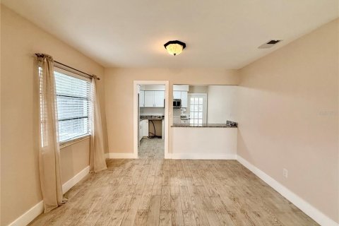 House in Tampa, Florida 3 bedrooms, 111.48 sq.m. № 1910164 - photo 5