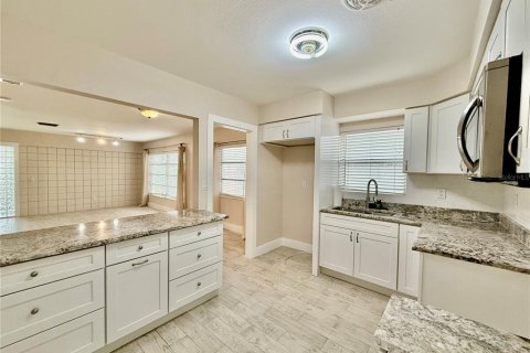 House in Tampa, Florida 3 bedrooms, 111.48 sq.m. № 1910164 - photo 9