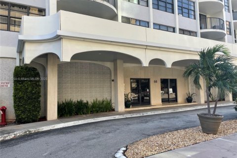 Condo in Coral Gables, Florida, 2 bedrooms  № 1891932 - photo 2