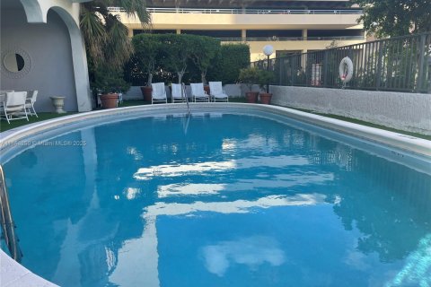Condo in Coral Gables, Florida, 2 bedrooms  № 1891932 - photo 17