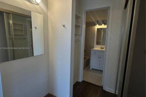 Condo in Coral Gables, Florida, 2 bedrooms  № 1891932 - photo 15