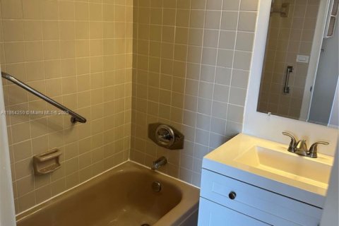 Condo in Coral Gables, Florida, 2 bedrooms  № 1891932 - photo 13