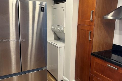 Condo in Coral Gables, Florida, 2 bedrooms  № 1891932 - photo 6